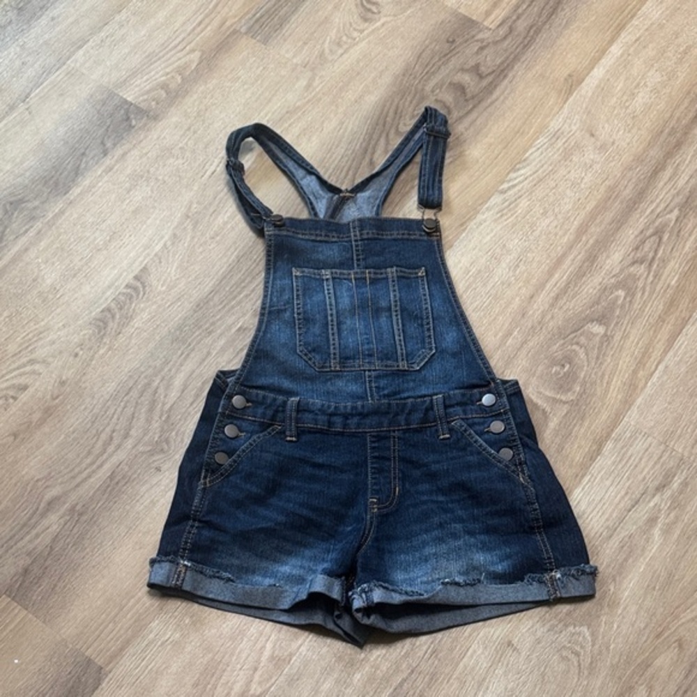 Very cute Blue Jean relaxed fit Overalls great for over swim suit festivals
